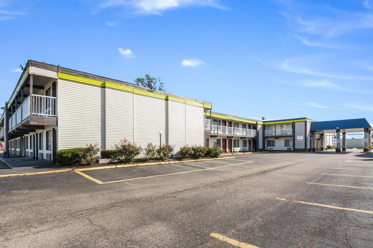 Econo Lodge Inn & Suites Terre Haute Buitenkant foto